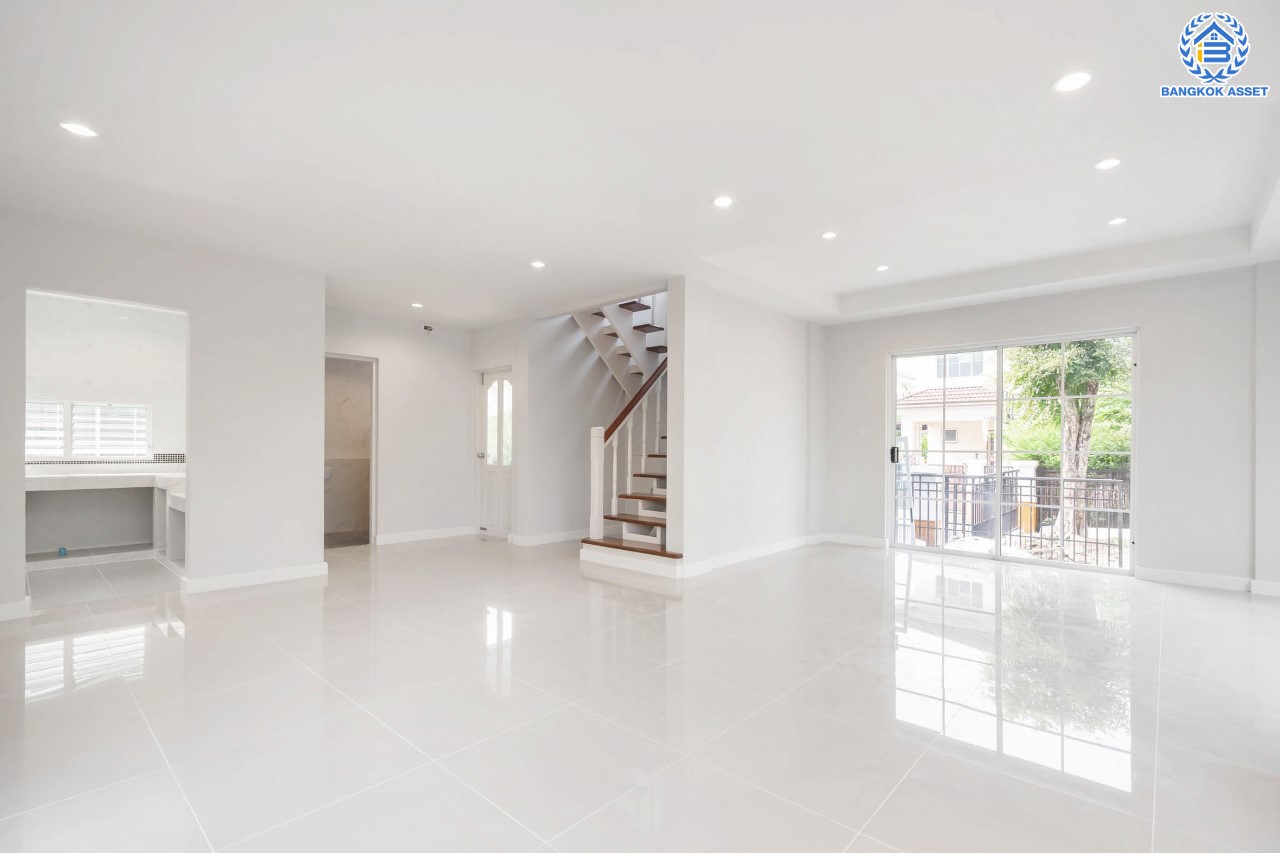 บ้านมือสองตกแต่งใหม่ แบรนด์ LH ม.มัณฑนา พุทธมณฑล-ปิ่นเกล้า หลังมุม เนื้อที่ 66.7 ตร.ว. ฟังก์ชันจัดเต็ม 3 ห้องนอน 3 ห้องน้ำ จอดรถได้ 2 คัน Facilities ครบครัน! บนทำเลดีที่สุด ใกล้ทางคู่ขนานลอยฟ้าบรมราชชนนี เชื่อมต่อถนนหลักหลายเส้นสาย, ม.มหิดล, เซ็นทรัลศาลายา ฯลฯ